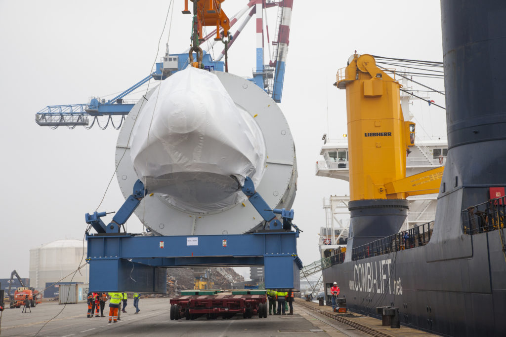 Chargement de la nacelle de l'Haliade 150 depuis l'usine de st Nazaire au Port pour chargement sur navire à destination du Danemark