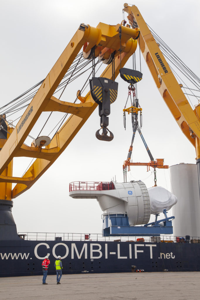 Chargement de la nacelle de l'Haliade 150 depuis l'usine de st Nazaire au Port pour chargement sur navire à destination du Danemark