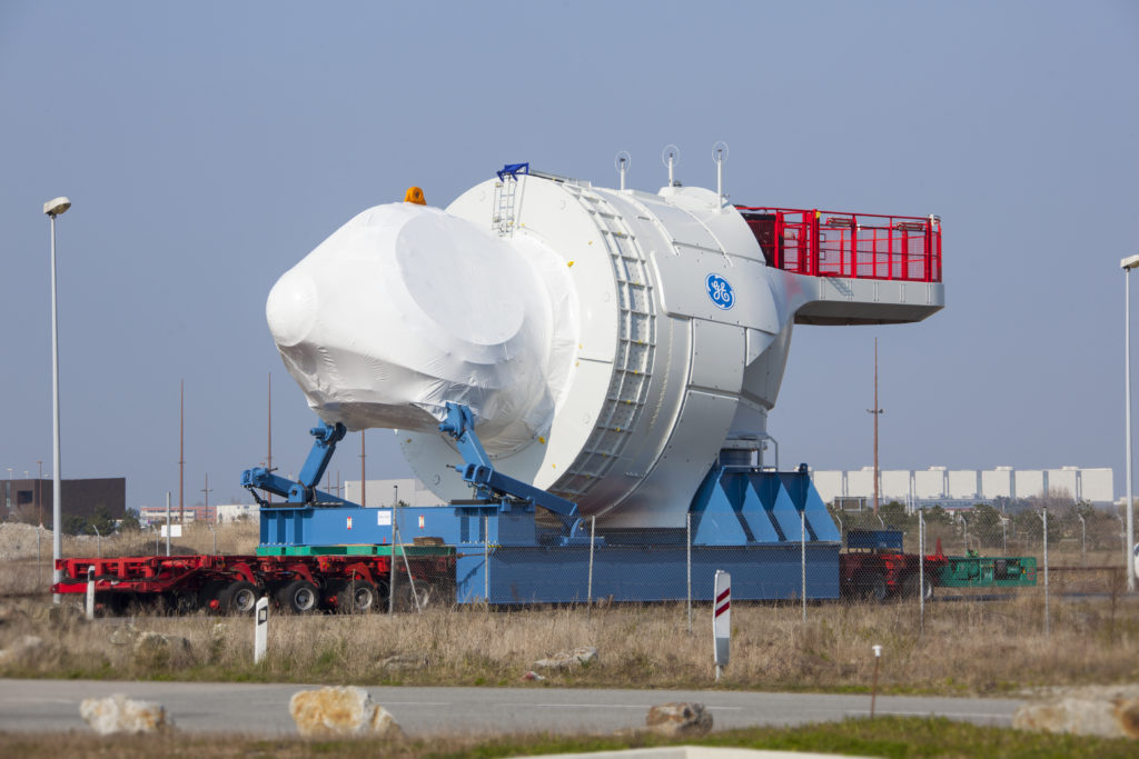 Chargement de la nacelle de l'Haliade 150 depuis l'usine de st Nazaire au Port pour chargement sur navire à destination du Danemark