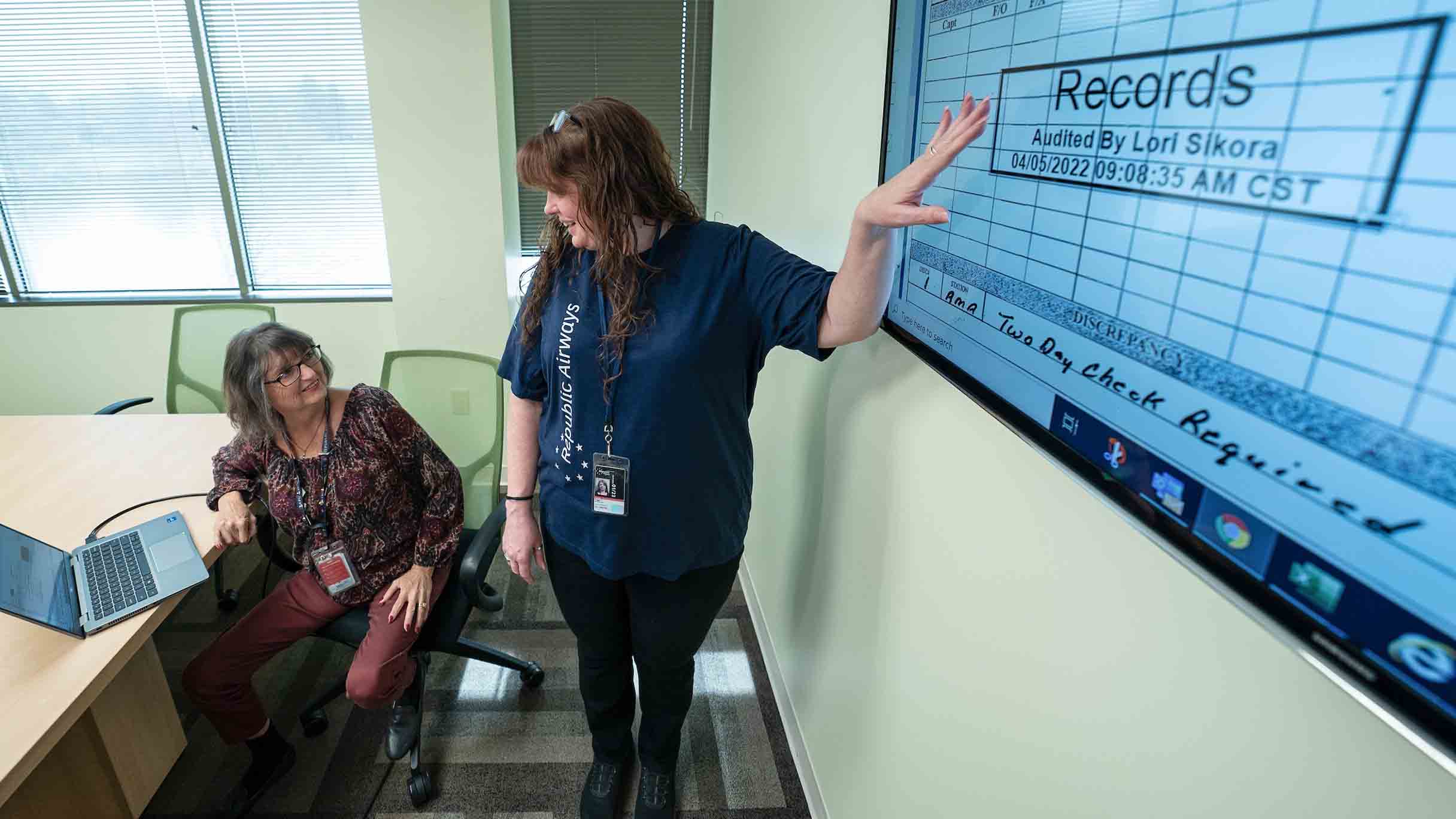 Republic Airways’ Lori Sikora and Peggy Malanoski show the GE Digital Stamp Annotation Tool in action. Image courtesy of Republic Airways