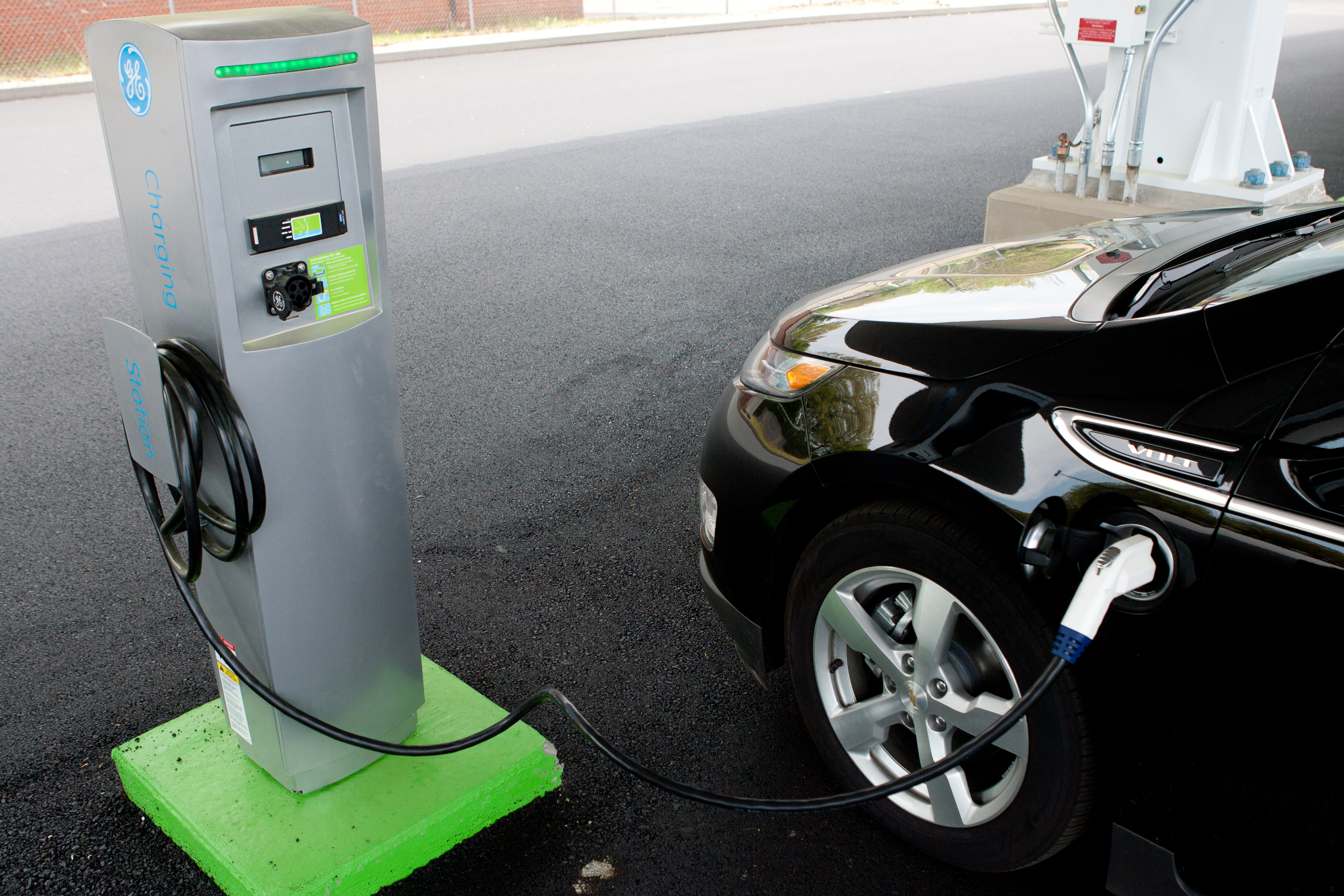 GE Employees Join Conn. Governor Dannel Malloy to Unveil One of the