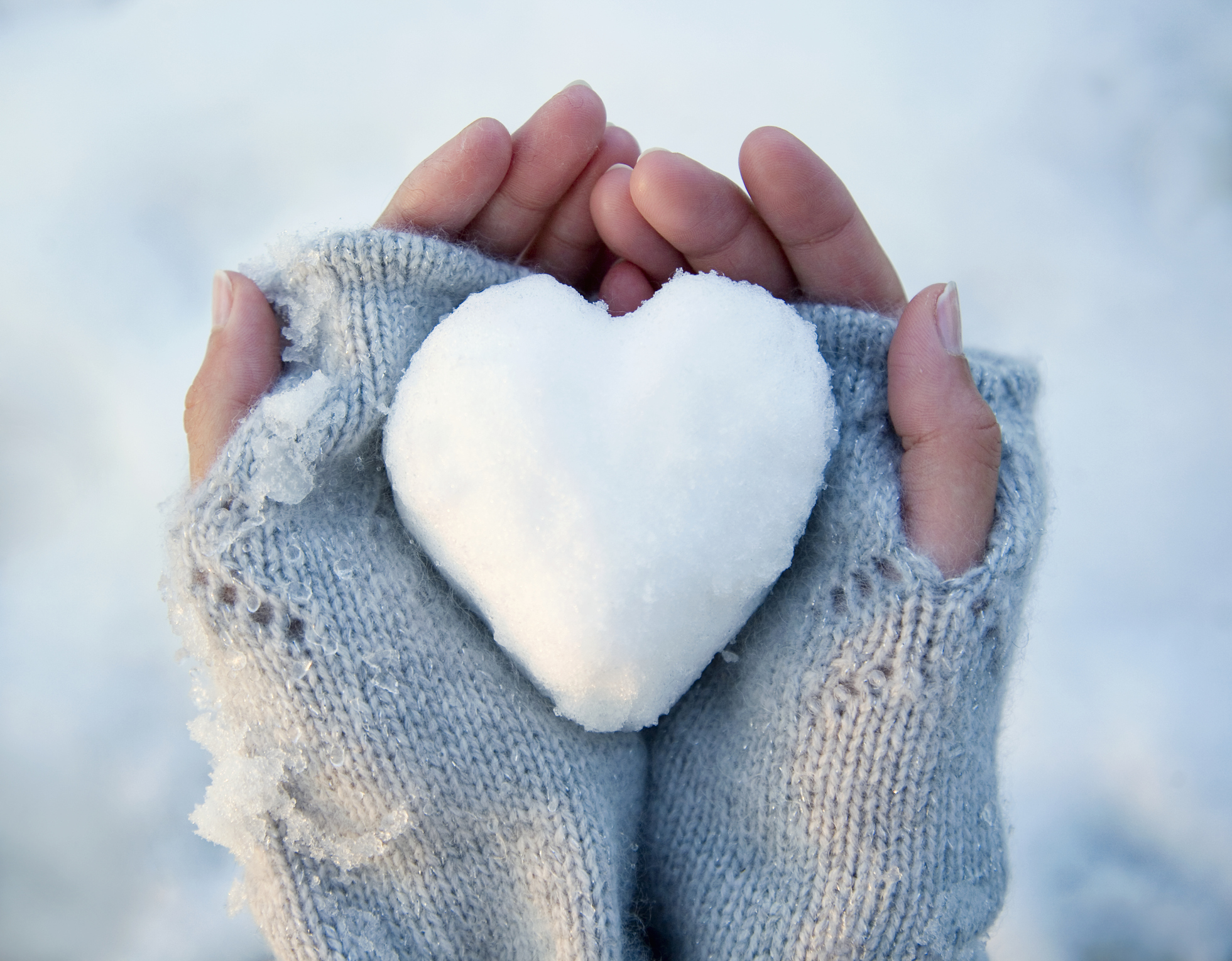 Тепло в полном счастье. Сердечко из снега. Сердце из снега в руках. Зимнее счастье. Сердце на снегу.