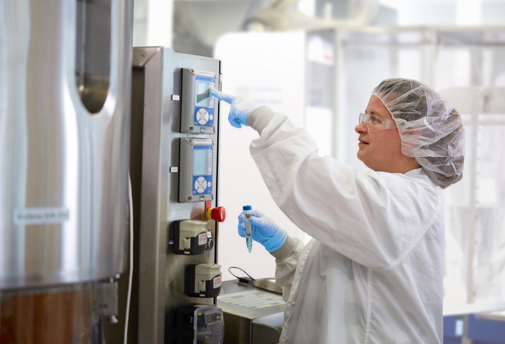 Xcellerex bioreactor_scientist sampling_GMP