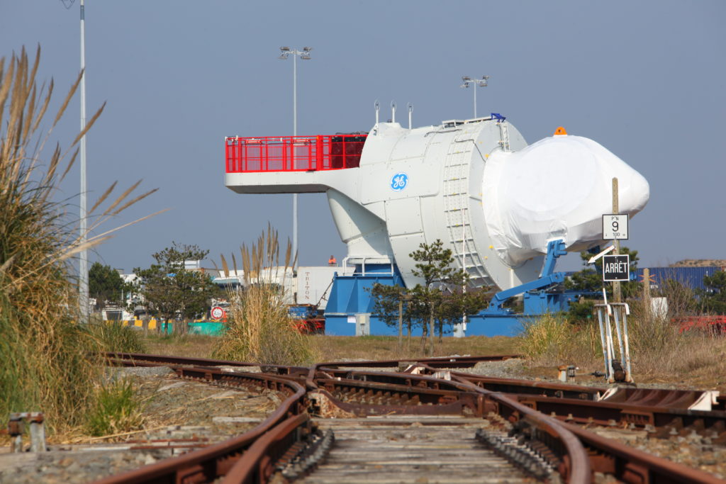Chargement de la nacelle de l'Haliade 150 depuis l'usine de st Nazaire au Port pour chargement sur navire à destination du Danemark