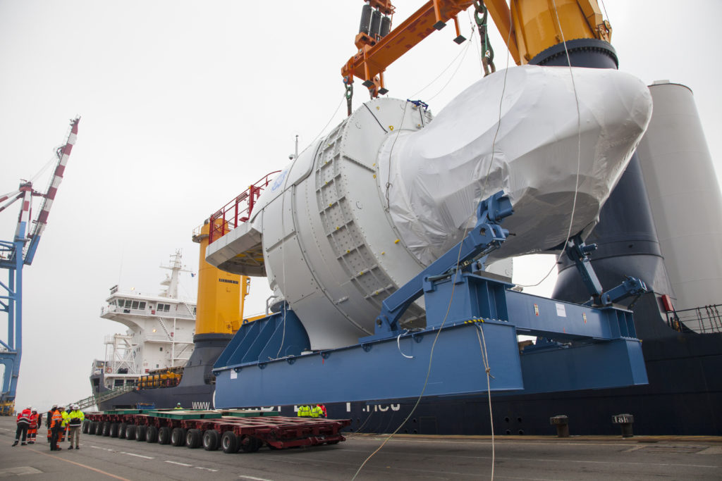 Chargement de la nacelle de l'Haliade 150 depuis l'usine de st Nazaire au Port pour chargement sur navire à destination du Danemark