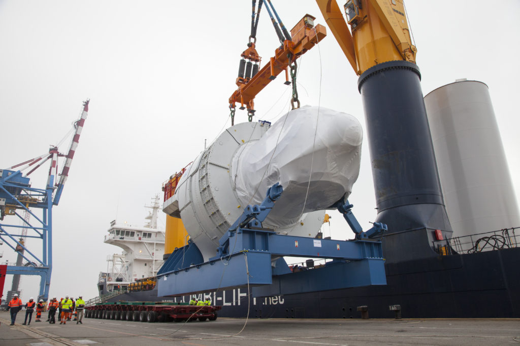 Chargement de la nacelle de l'Haliade 150 depuis l'usine de st Nazaire au Port pour chargement sur navire à destination du Danemark