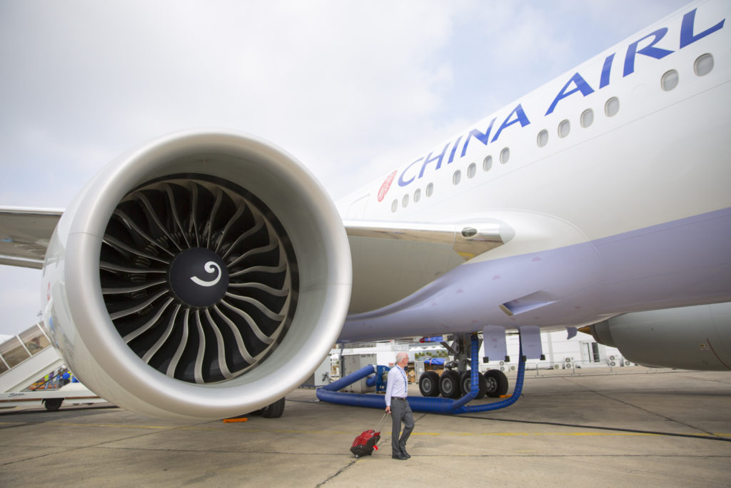 GE90manluggage