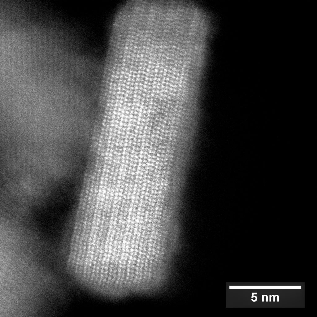 Atoms seen on a nanoparticle with electronic microscopy