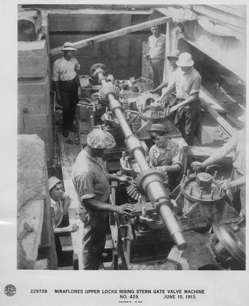 229728 Miraflores upper locks rising stern gate valve machine installed by workers June 1913