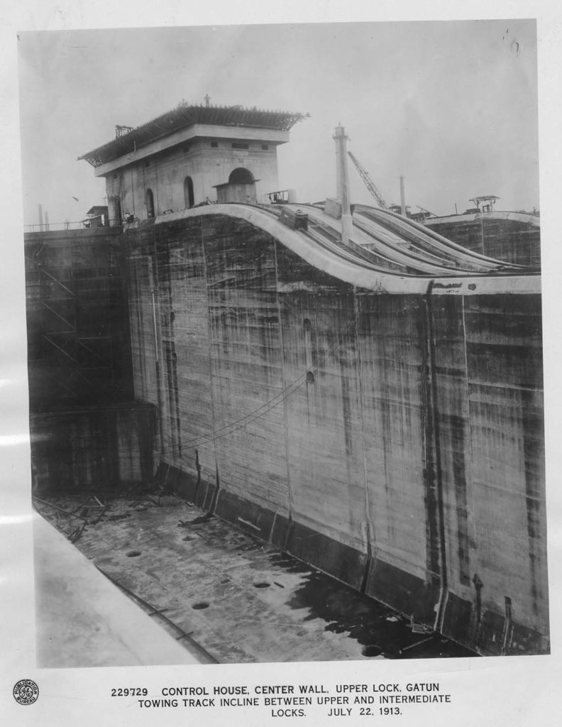 229729 Control house and center wall, Gatun Locks, 1913