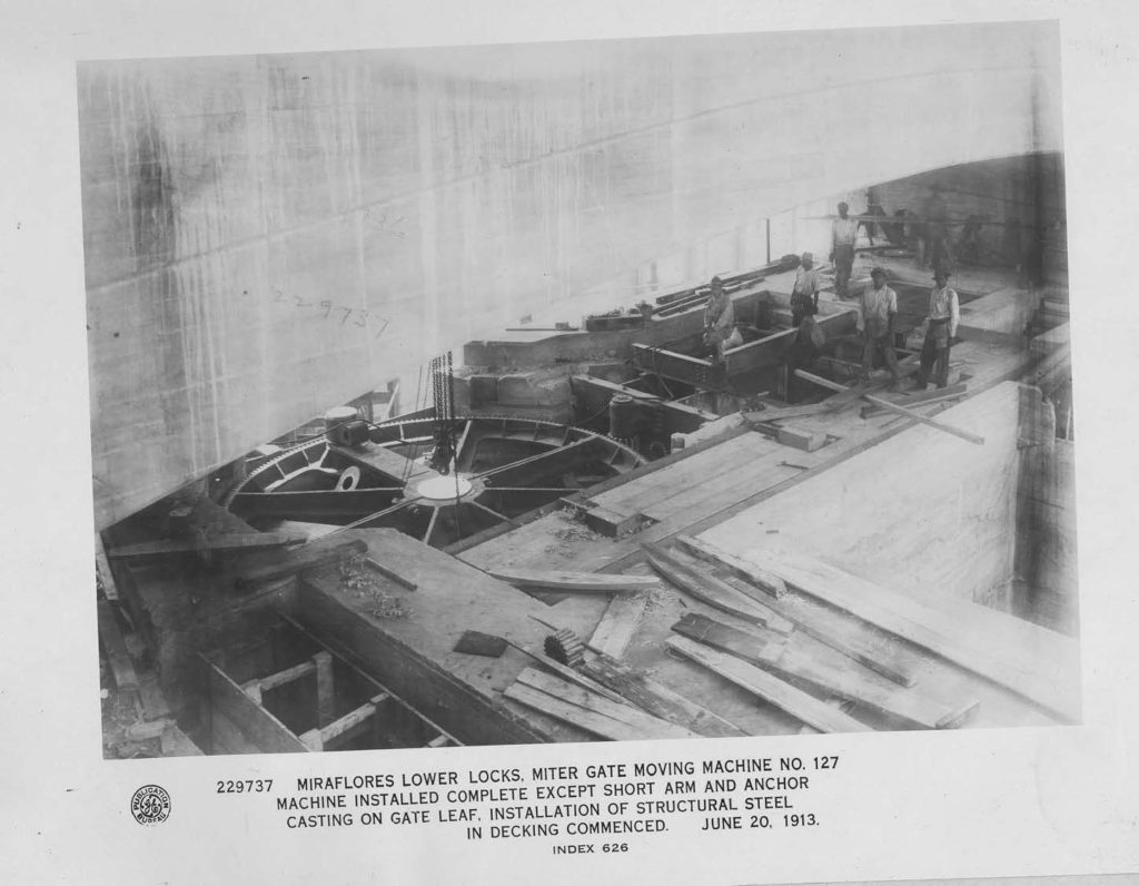239737 Miraflores lower lock miter gate moving machine installation, June 1913