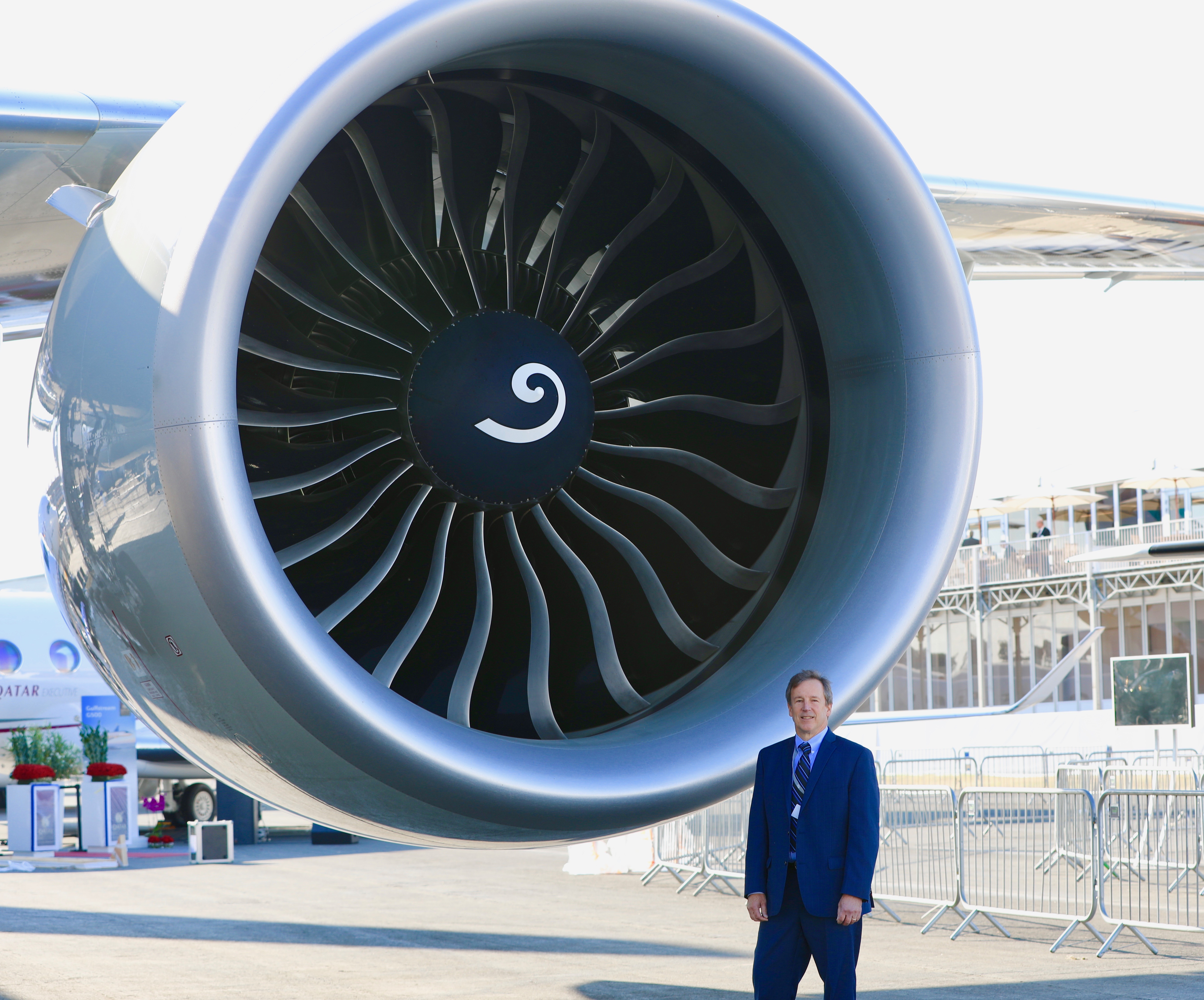 Турбина самолета человек. Дженерал электрик» ge90,. General Electric ge90-115b. Ge90-115b. General Electric ge90 ge9x.