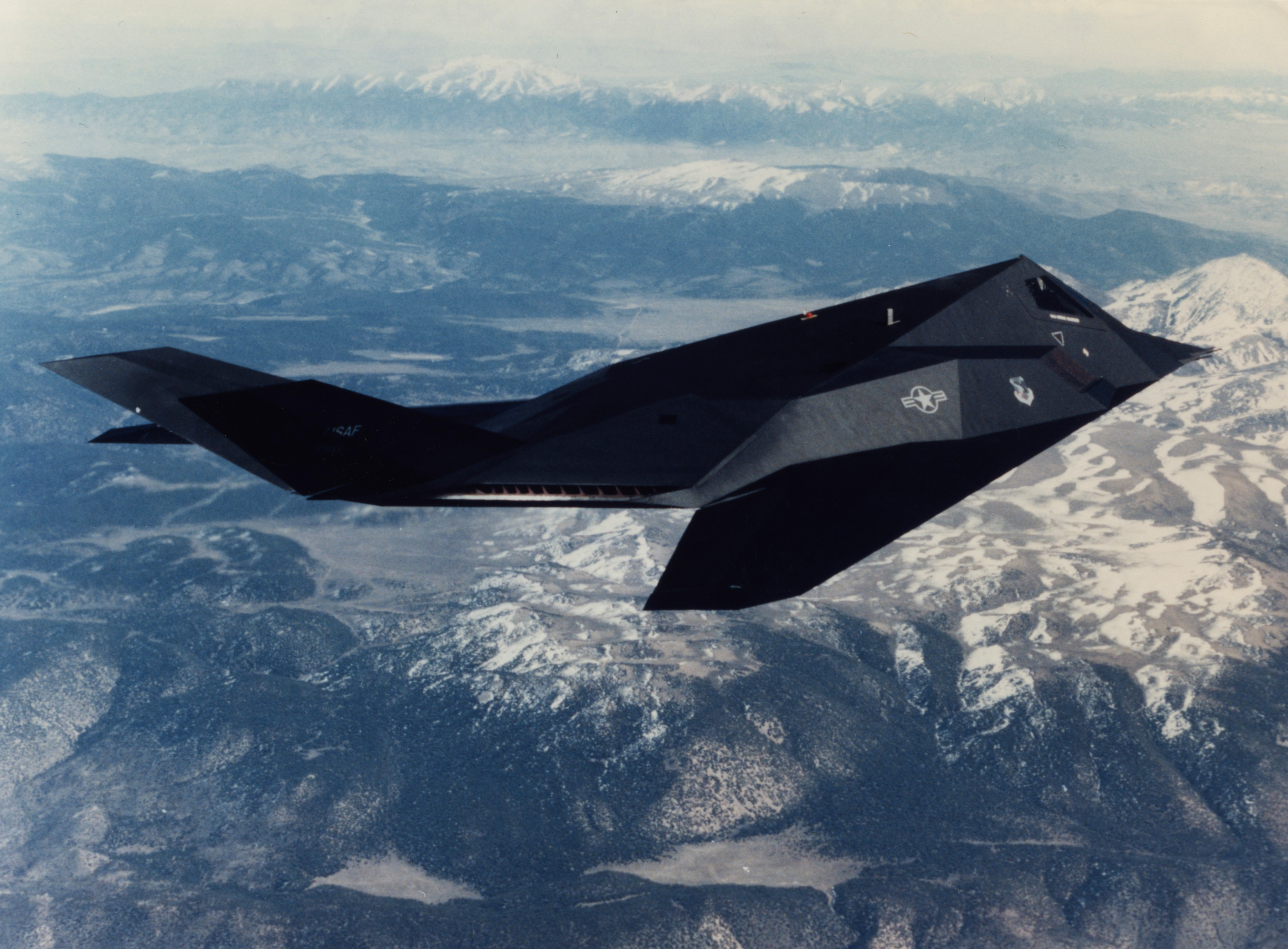 Истребитель в2. F 117 стелс. F-117 Nighthawk. Истребитель стелс f-117. Lockheed f-117 Nighthawk.