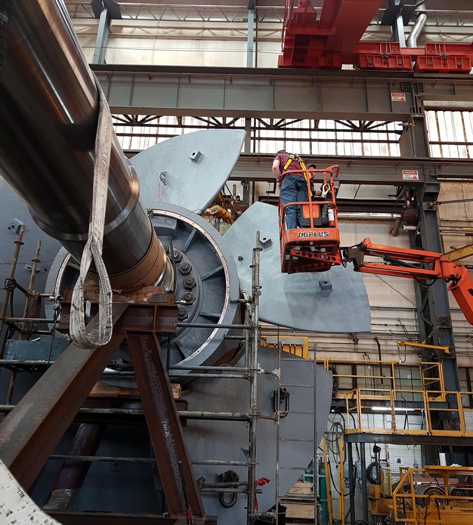 Gambar atas: Bersama dengan USACE, tim Hydro Digital GE melakukan Factory Acceptance Test (FAT) secara virtual untuk pertama kalinya pada pertengahan Maret, dengan bantuan iPhone, tripod dan gimbal yang memberikan gambar yang stabil dan cukup mendetail sehingga dapat memperlihatkan pengetesan secara langsung. Kredit foto: GE Renewable Energy. 