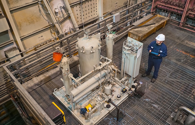 Readings are collected from a gauge bank on a gas turbine, to be fed into GE Digital's Asset Performance Manager (APM) software. Top image: An operator uses APM to conduct part of a maintenance program. Credit: GE Digital