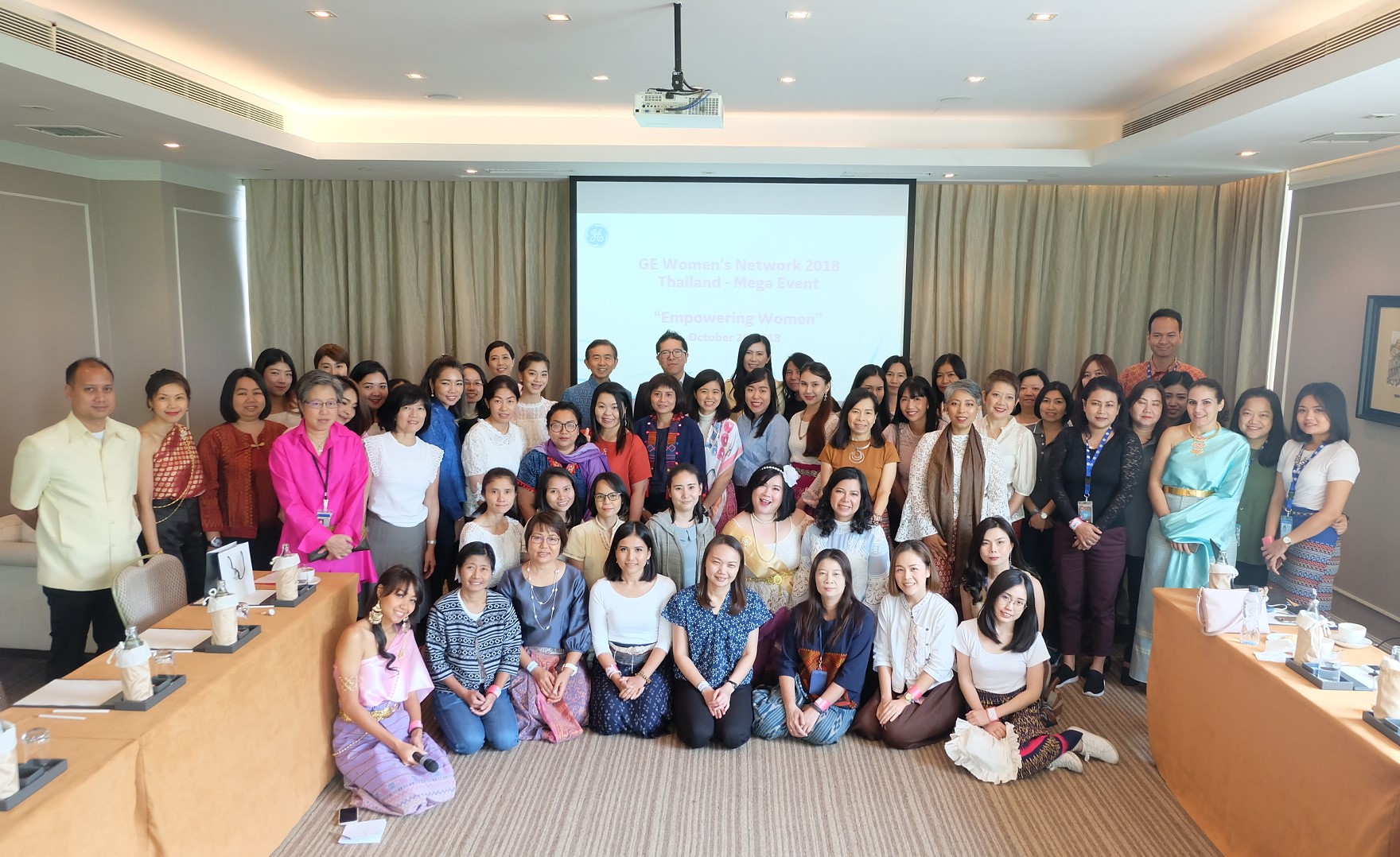 Tal Teppitak cÃ¹ng cÃ¡c Äá»ng nghiá»p trong má»t sá»± kiá»n cá»§a GEWN ThÃ¡i Lan nÄm 2018