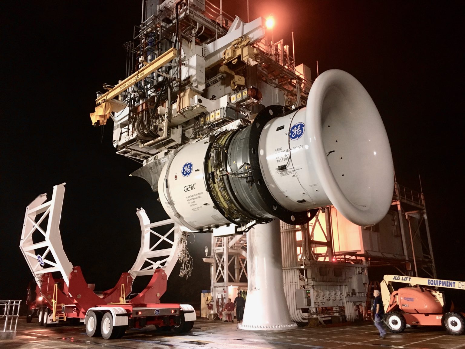 Photo of the GE9X engine with its transporter