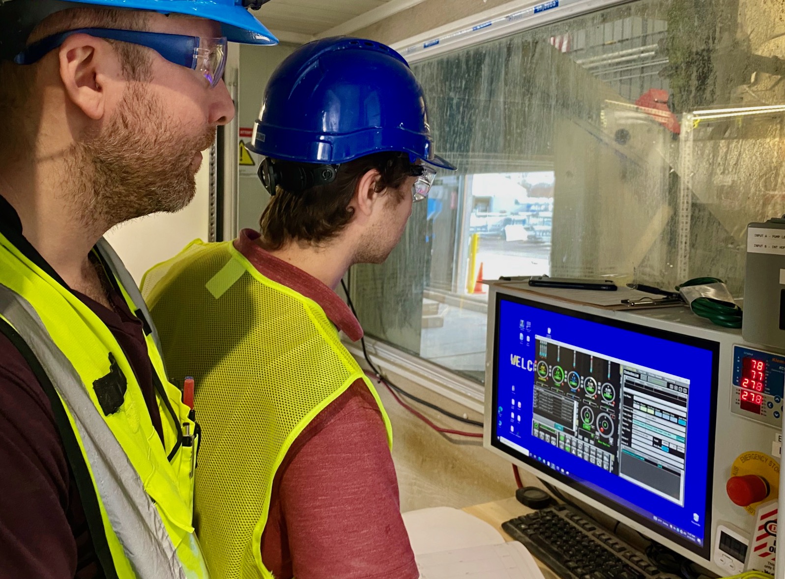 Nhiá»u cáº£m biáº¿n vÃ&nbsp; pháº§n má»m giÃ¡m sÃ¡t quÃ¡ trÃ¬nh sáº£n xuáº¥t bÃª tÃ´ng. âMá»t khi chÃºng tÃ´i trá»n cÃ¡c váº­t liá»u vÃ&nbsp; táº¡o ra bÃª tÃ´ng, chÃºng tÃ´i chá» cáº§n thá»i gian Äá» in Äáº¯p lá»p.â - Kenny chia sáº». áº¢nh: GE Reports.