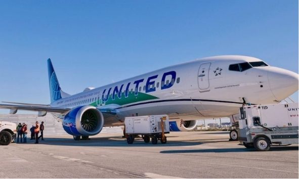 Máy bay Boeing 737 MAX 8 của United Airlines trên đường băng tại sân bay O’Hare ngày 1/12/2021. Đây là chuyến bay sử dụng nhiên liệu hàng không bền vững mà không cần sửa đổi cấu trúc máy bay hoặc cơ sở hạ tầng sân bay. Ảnh: United.