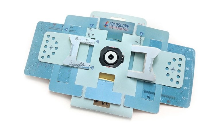 Foldscope - kính hiển vi mạnh mẽ được làm từ giấy. Nguồn ảnh: Hiệp hội vì Sự tiến bộ của khoa học Hoa Kỳ