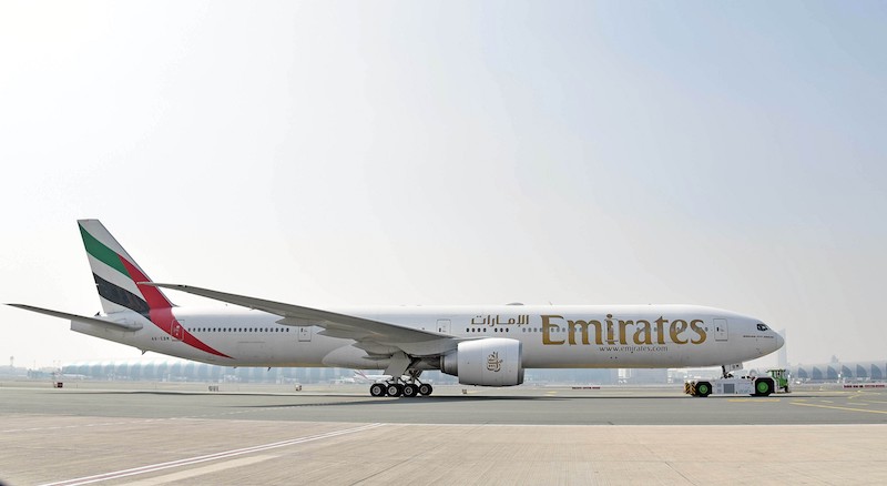 Emirates GE90 plane