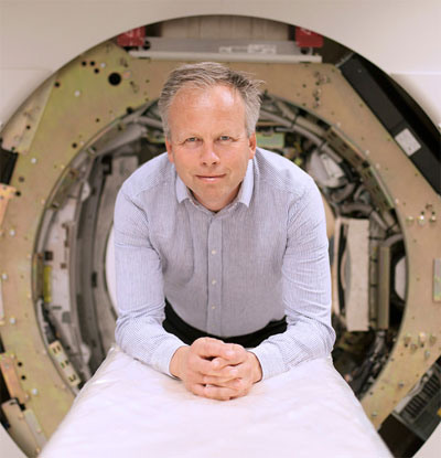 Mats Danielsson in front of a medical scanner