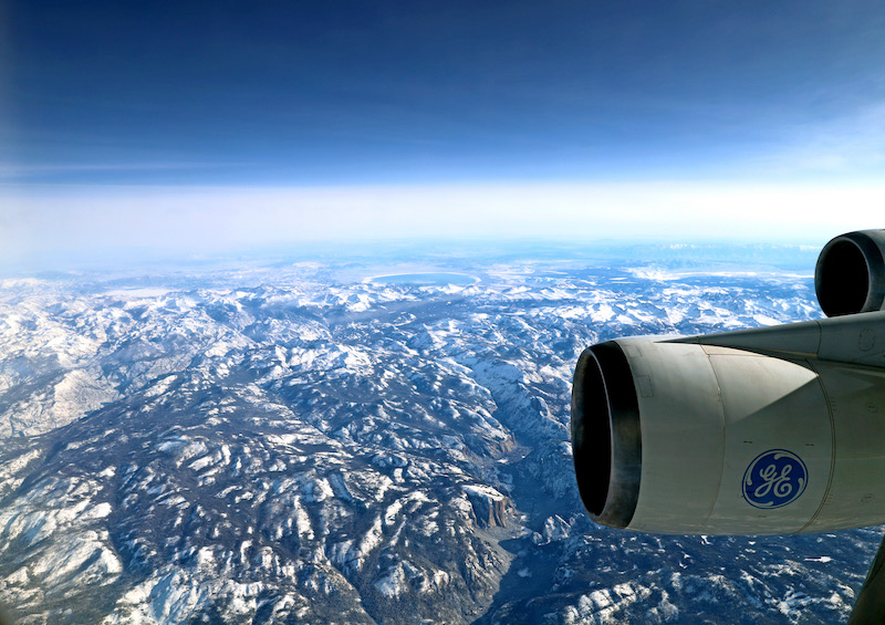 Boeing 747 bay qua thung lÅ©ng Owens cá»§a California (dÆ°á»i lá»p mÃ¢y che phá»§ tháº¥p), vá»i dÃ£y Sierra Nevada á» bÃªn trÃ¡i. Nguá»n áº£nh: Jason Chapman
