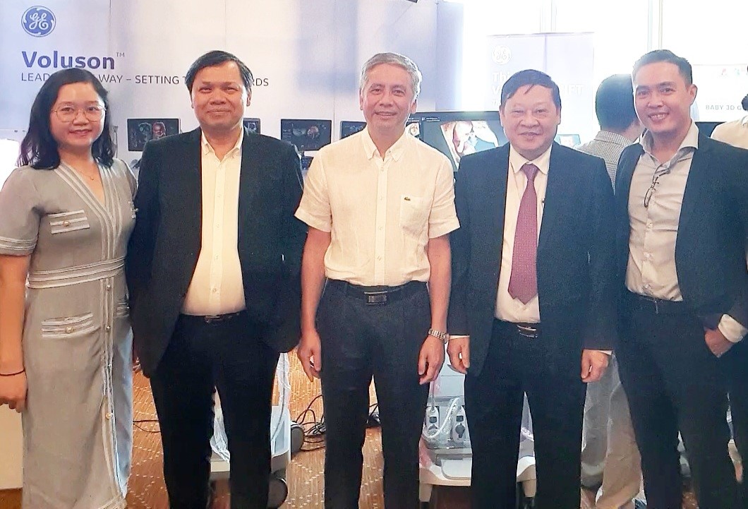 Image: Bach Hai Long (the first person from the right) is currently manager of Women's Healthcare Ultrasound Machines at GE Healthcare Vietnam, Laos and Cambodia