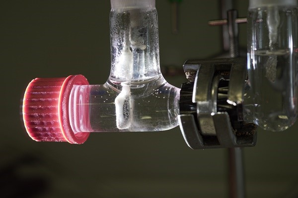Phân tử BiOI tạo ra bong bóng hydro nhờ được chiếu sáng. Nguồn ảnh: Giáo sư Virgil Andrei