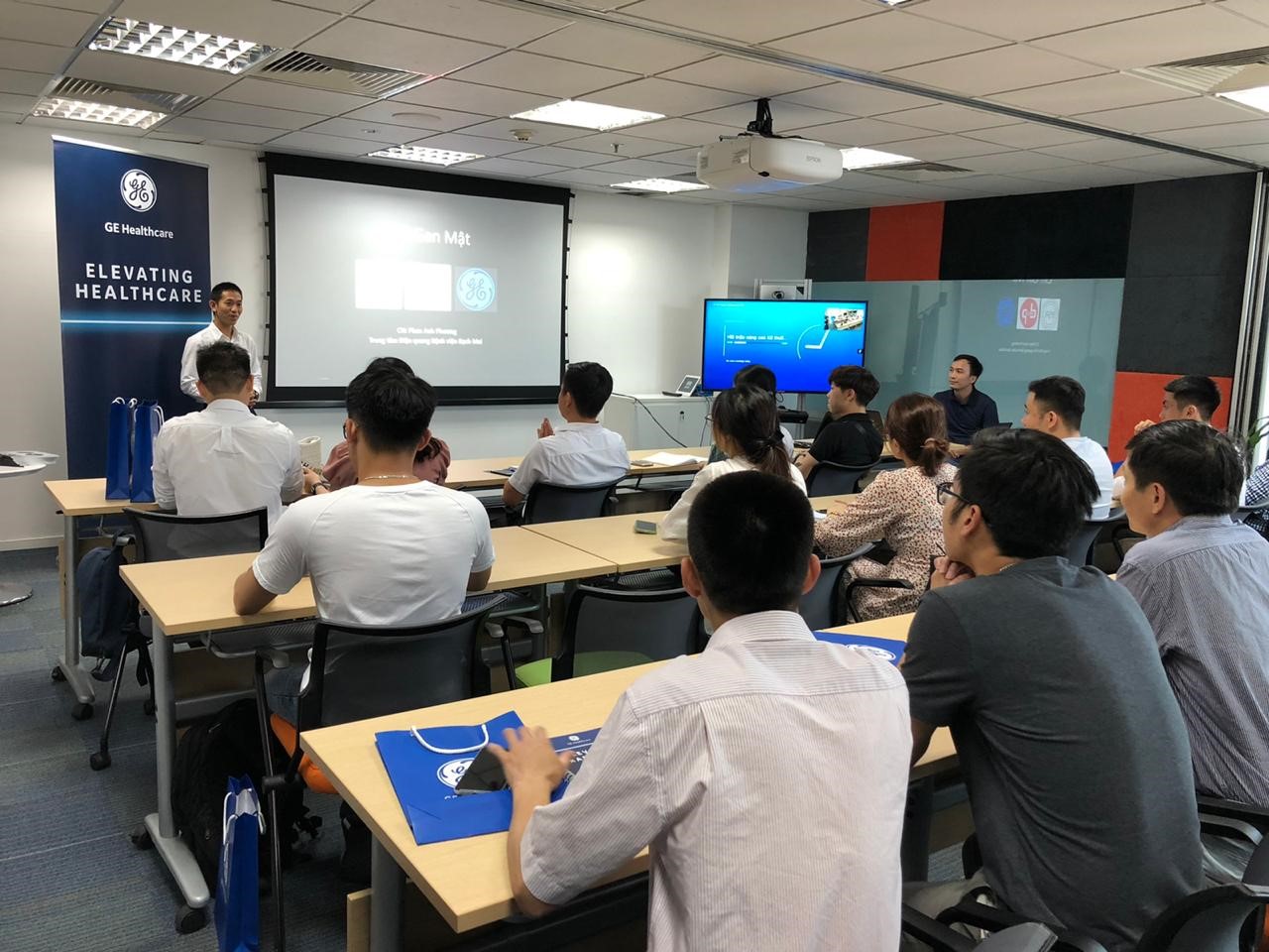 HÃ¬nh áº£nh: Anh HÃ&nbsp; ThÃºc NhÃ¢n trong má»t chÆ°Æ¡ng trÃ¬nh há»i tháº£o chia sáº» kiáº¿n thá»©c cho cÃ¡c ká»¹ thuáº­t viÃªn cháº©n ÄoÃ¡n hÃ¬nh áº£nh, dÆ°á»i sá»± báº£o trá»£ cá»§a GE Healthcare