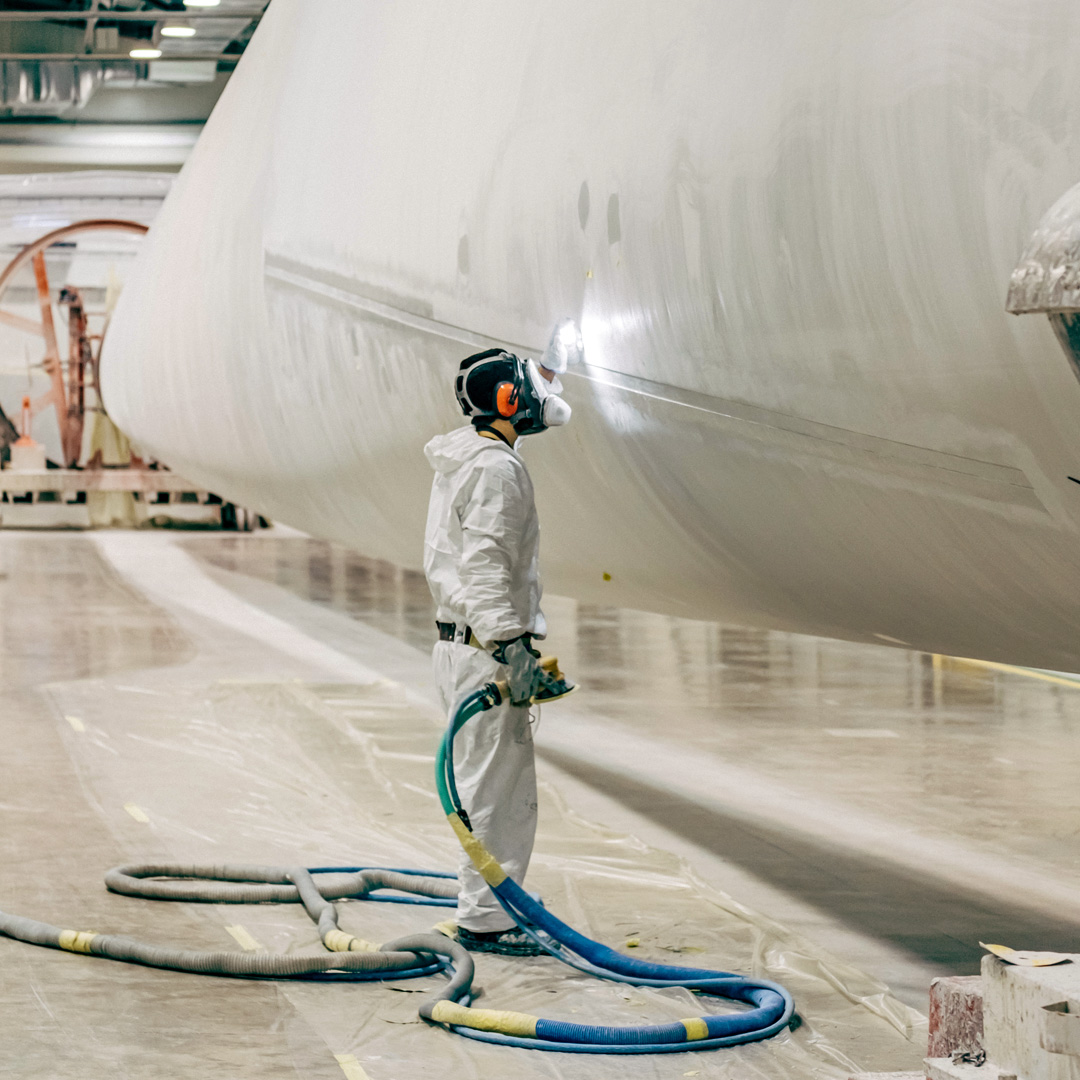 CÃ´ng nhÃ¢n táº¡i CastellÃ³n cháº¿ táº¡o cÃ¡nh quáº¡t cho tuabin giÃ³ ngoÃ&nbsp;i khÆ¡i. áº¢nh: LM Wind Power.