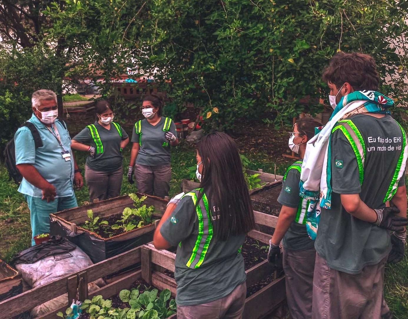 Táº¡i Brazil, nhÃ³m Formare Garden cá»§a GE Renewable Energy ÄÃ£ táº¡o ra má»t khu vÆ°á»n mang láº¡i lá»£i Ã­ch cho cá»ng Äá»ng vÃ&nbsp; nhÃ¢n viÃªn cá»§a GE. Nguá»n áº£nh: GE Renewable Energy. áº¢nh trÃªn: NhÃ³m Dá»± Ã¡n Evendale Native Prairie cá»§a GE Aerospace ÄÃ£ trá»ng hoa Indian paintbrush, CÃºc nghá» vÃ&nbsp; cá» tháº£o nguyÃªn Ohio Äá» giÃºp hÃºt khÃ­ CO2 vÃ&nbsp; kiá»m soÃ¡t xÃ³i mÃ²n. Nguá»n áº£nh: GE Aerospace.